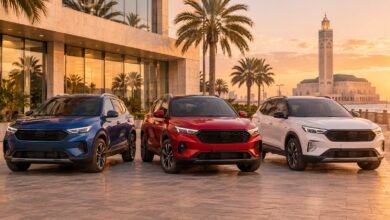 Quel SUV acheter avec 250 000 DH au Maroc ? Nos 10 choix selon votre vie (2026) 2 Trois SUV compacts garés devant la mosquée Hassan II à Casablanca